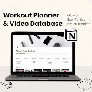 Op de afbeelding: Een laptopcomputer die een Notion-sjabloon voor een trainingsplanner en een videodatabase weergeeft. De sjabloon bevat een wekelijkse trainingsplanner en een videodatabase met een lijst met trainingen. De laptop staat op een wit oppervlak met een halter en een opgerolde yogamat.