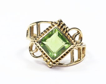 Green Peridot Ring Gold, August Birthstone Ring, Cushion Cut, Solitaire Ring, Green Stone Ring, Stackable Stone Ring, Gift for Mom