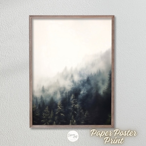 Misty Pine Forest Premium Matte Papier Poster Print - Nebliger Kiefernwald Bild Kunstdrucke Wanddekor