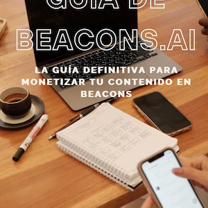 May include: A laptop computer with the text "GUÍA DE BEACONS.AI LA GUÍA DEFINITIVA PARA MONETIZAR TU CONTENIDO EN BEACONS" on the screen. A person is holding a smartphone with the text "@gana conlisa" on the screen. The laptop, smartphone, and a notebook are on a wooden table.
