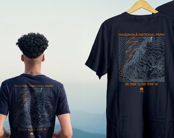 T-shirt met topografische kaart van Haleakala National Park, Maui Hawaii vulkaan T-shirt, wandelkleding, unisex T-shirt met thema nationale parken.