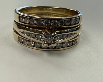 Conjunto nupcial de oro amarillo de 10 quilates y 6,03 g con anillo de triple banda y diamantes - Talla 6