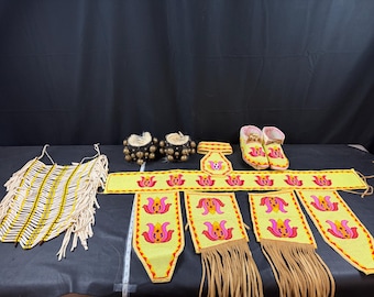 Indumentaria completamente adornada con cuentas