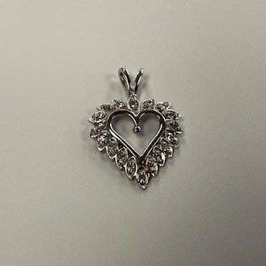 1” 10K 1.26g White Gold Heart Pendant with Diamond Chips