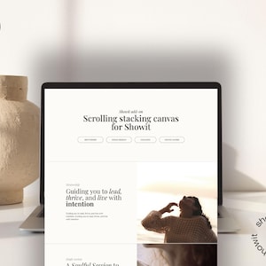 Puede incluir: Una computadora portátil muestra un sitio web con el texto "Scrolling stacking canvas for Showit". Un jarrón beige está a la izquierda. El sitio web incluye las frases "Guiding you to lead, thrive, and live with intention" y "A Soulful Session to". El logo de Showit es visible.