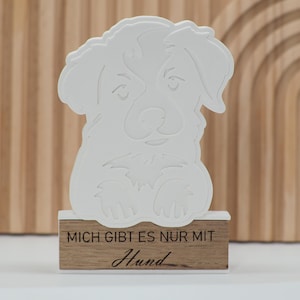 Könnte beinhalten: Weiße Holzfigur eines Hundes mit dem Text "Mich gibt es nur mit Hund" auf dem Sockel.