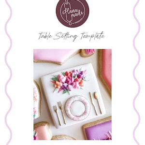 Puede incluir: Una galleta decorada para parecer un mantel con un plato, un tenedor, un cuchillo y un centro de mesa floral. La galleta es blanca con detalles dorados y flores rosas y moradas. El texto "Table Setting Template" está sobre la galleta.