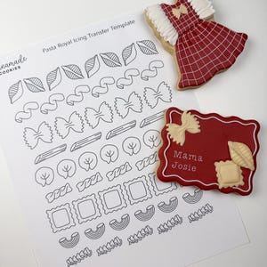 Peut inclure: Une feuille blanche avec un dessin au trait noir de formes de pâtes, dont des nœuds papillon et des raviolis, est à côté de deux biscuits décorés. Un biscuit a la forme d'une robe avec un motif à carreaux rouges. L'autre biscuit est un rectangle rouge avec le texte "Mama Josie".