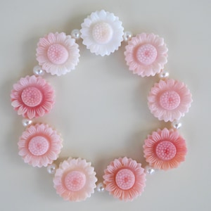 Flower Collection | Natural Multicolor Sun Flower-Shaped Queen Conch Shell and White Freshwater Pearl Bracelet
