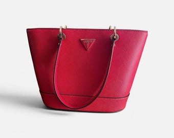 Bolso tote Guess Noelle Elite de piel sintética para mujer en color rojo con doble asa y cierre de cremallera.