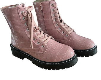 Botas de combate Sugar Kaedy rosas con estampado de cocodrilo, cordones, cremallera lateral y suela con relieve, talla 9 M