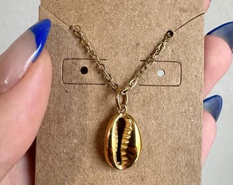 Collar de acero inoxidable chapado en oro PVD con conchas de cauri