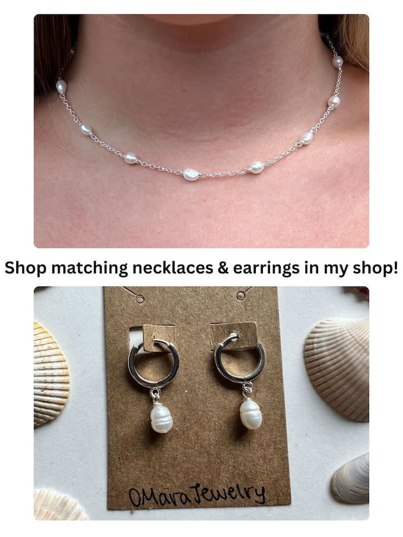 Puede incluir: Un collar de cadena plateada con peque&ntilde;as perlas blancas de forma irregular espaciadas uniformemente. Un par de pendientes de aro plateados con dijes de perlas blancas colgantes sujetos a una tarjeta marr&oacute;n con OMara Jewelry.