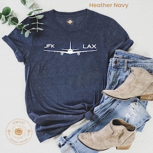 T-shirt Jet Setter avec codes d'aéroport personnalisés par UMUZI, chemise de vacances, chemise voyageurs du monde, chemise Disney, t-shirts unisexes, voyage entre filles 2025