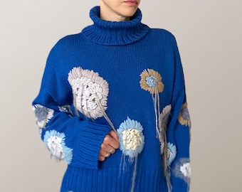 Pull en laine mérinos décoré, pull floral en grosse maille unique en son genre, pull de créateur unique brodé, haut à col roulé bleu en tricot main