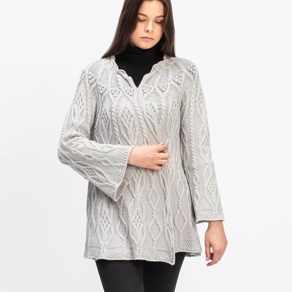 Veste en laine mérinos tricotée à la main, cardigan femme évasé gris, enveloppement Aran en tricot blanc, pull de luxe en tricot chunky open line, enveloppement future maman