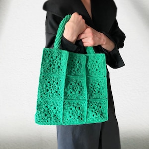 Gehäkelte Blumenhandtasche, einzigartige Minimalist-Stricktasche, klassische Schultertasche mit quadratischem Muster, vielseitige Einkaufstasche, handgefertigte Strandtasche