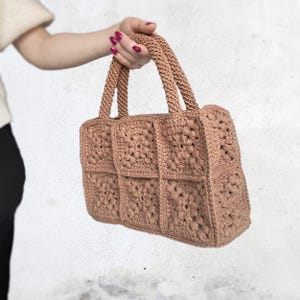 Gehäkelte Blumenhandtasche, einzigartige Minimalist-Stricktasche, klassische quadratische Muster-Umhängetasche, handgemachte benutzerdefinierte vielseitige Frauentasche, Geschenk für sie