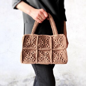 Gehäkelte Blumenhandtasche, einzigartige Minimalist-Stricktasche, klassische quadratische Muster-Umhängetasche, handgemachte benutzerdefinierte vielseitige Frauentasche, Geschenk für sie
