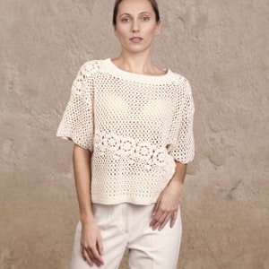 Blusa de verão de renda branca, blusa floral boho feita à mão em tricô aberto, top curto transparente feminino versátil de crochê, blusa minimalista de malha tricotada à mão