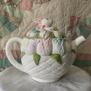 Vintage Bunny Teapot with Tulips – Ceramic Easter Teapot – Spring Basket Teapot with Floral Lid – Cottagecore Tea Decor