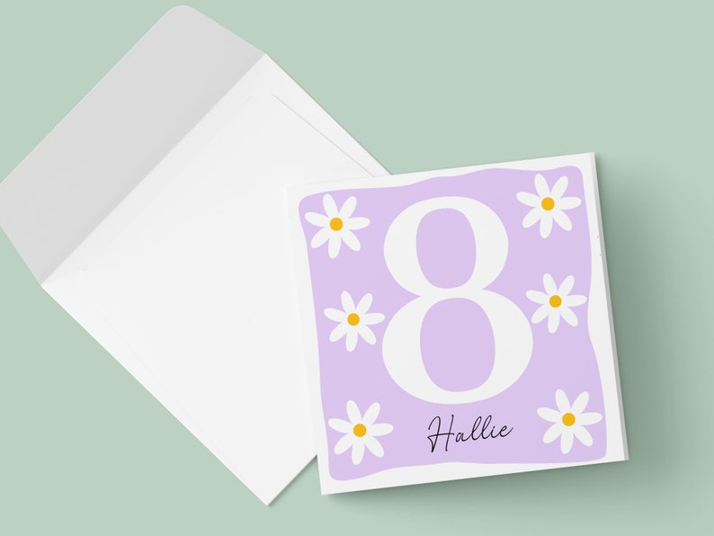 Pode incluir: Um cart&atilde;o roxo com um n&uacute;mero 8 branco e margaridas brancas com centros amarelos. O cart&atilde;o diz "Hallie" na parte inferior.