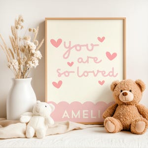 Positive Affirmation, Baby-Kinderzimmer, Mädchen-Schlafzimmer-Druck, You Are So Loved-Zitat, Blush-Kinderzimmerdekor, Mädchen-Namensdruck, neues Babygeschenk