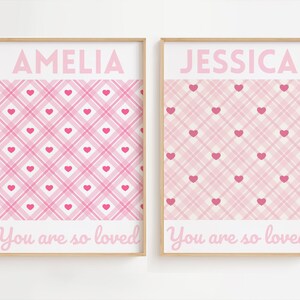 Stampa di affermazione positiva per ragazze, decorazione per la camera da letto delle ragazze, stampa del nome delle ragazze, decorazione rosa per la cameretta dei bambini, regalo per ragazze, sei così amata