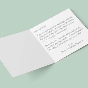 Pode incluir: Um cart&atilde;o branco com uma mensagem para os clientes sobre mensagens impressas dentro do cart&atilde;o. A mensagem diz: "Caro cliente, Se voc&ecirc; gostaria de uma mensagem impressa dentro do cart&atilde;o, posso adicion&aacute;-la por uma pequena taxa. Caso contr&aacute;rio, o interior do cart&atilde;o estar&aacute; em branco, pronto para voc&ecirc; escrever sua pr&oacute;pria mensagem. Para fazer isso, selecione a op&ccedil;&atilde;o 'mensagem impressa' no menu suspenso e digite sua mensagem no espa&ccedil;o 'adicionar personaliza&ccedil;&atilde;o' fornecido. Com amor, Daisy Designs by Marie xxx"