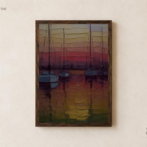 Op de afbeelding: Een ingelijste digitale print met een olieverfschilderij van zeilboten die bij zonsondergang op kalm water liggen. De lucht verloopt van geel naar dieprood en paars, waarbij de boten en hun reflecties zijn weergegeven in dikke penseelstreken.