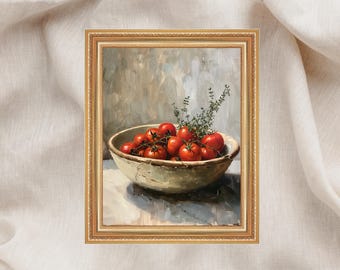 Può includere: Un dipinto incorniciato raffigura una natura morta di pomodori rossi maturi in una ciotola rustica, accentuata da rametti di erbe. La ciotola è posta su uno sfondo neutro, con una cornice dorata.