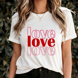 Camiseta Love Love Love, presente moderno para o Dia dos Namorados, camiseta gráfica em tons de rosa, camiseta fofa Love, roupa doce e sincera, ideia de presente romântico