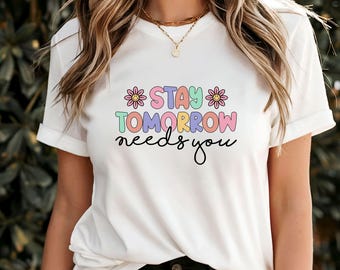 Camiseta Stay Tomorrow Needs You, camiseta con cita motivacional sobre salud mental, ropa con mensaje positivo y edificante, idea de regalo inspiradora para el cuidado personal