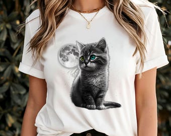 Op de afbeelding: Wit T-shirt met een zwart-witte illustratie van een kat met één groen oog en één blauw oog. De kat zit voor een halve maan.
