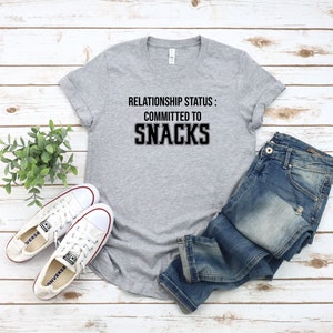 T-shirt med temat "Dedikerad till snacks", rolig grafisk t-shirt, topp för matälskare, snackberoende, alla hjärtans dag-present