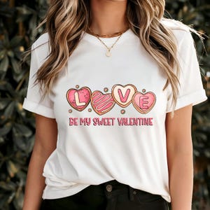Camiseta Love Be My Sweet Valentine, design fofo de letras em forma de biscoito de coração, presente romântico para o dia dos namorados, camiseta gráfica com estética moderna de amor