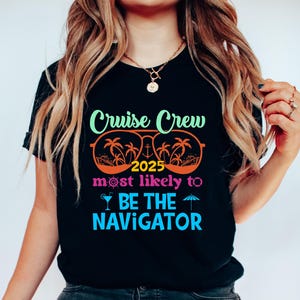 Może przedstawiać: Czarny T-shirt z kolorowym wzorem graficznym, na którym widnieje napis "Cruise Crew 2025 most likely to be the navigator". Grafika zawiera okulary przeciwsłoneczne z palmami i statkiem wewnątrz szkieł.