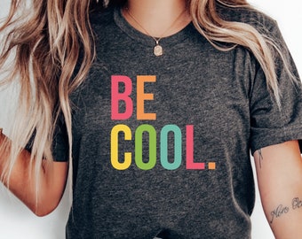 Koszulka BE COOL, styl casualowy, modna koszulka z grafiką, styl relaksu, codzienny komfort, odzież miejska, minimalistyczny design