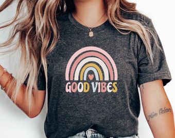 Camiseta GOOD VIBES con cuello redondo y arcoíris, Camiseta holgada para mujer, Camiseta motivacional positiva, Camiseta unisex de tendencia alegre, Camiseta hippie retro