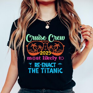 以下が含まれることがあります： 「Cruise Crew 2025 most likely to re-enact the Titanic」の文字が入った黒いTシャツ。デザインにはサングラス、ヤシの木、クルーズ船が含まれています。テキストは緑、オレンジ、ピンク、青など、さまざまな色で表示されています。