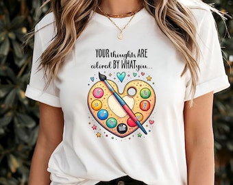 Camiseta "Tus pensamientos están coloreados por lo que amas", camiseta con cita inspiradora, camiseta motivacional con afirmación positiva, camiseta gráfica edificante