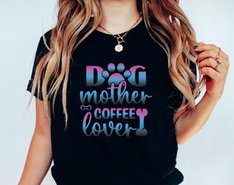 Pode incluir: Camiseta preta com um design degradê rosa e azul que diz "Dog mother coffee lover" com uma pegada e um osso.