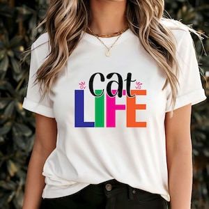 Camiseta colorida Cat Life, camiseta com estampa de letras coloridas, presente engraçado para amantes de felinos, roupa fofa para gatinhos, camiseta com citação vibrante de miado, camiseta para mãe de animal de estimação
