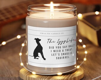 Könnte beinhalten: Eine braune Kerze mit einem weißen Etikett, auf dem "The Iggy Life" steht und eine Silhouette eines Italienischen Windhundes abgebildet ist. Auf dem Etikett steht auch "Did you say ball? I need a treat. Let's snuggle squirrel."