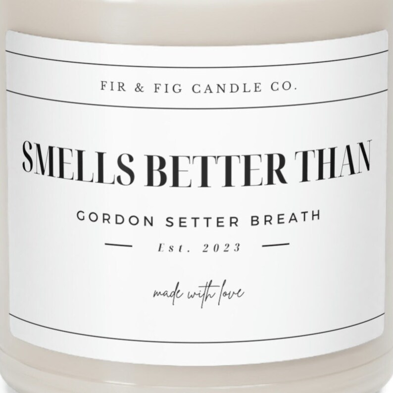 以下が含まれることがあります： 「FIR & FIG CANDLE CO. SMELLS BETTER THAN GORDON SETTER BREATH Est. 2023 made with love」と黒色のラベルが貼られた白いキャンドルジャー
