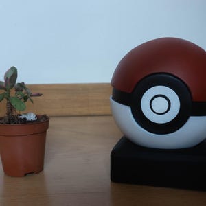 Realistische Pokeball Nachbildung, handgemacht