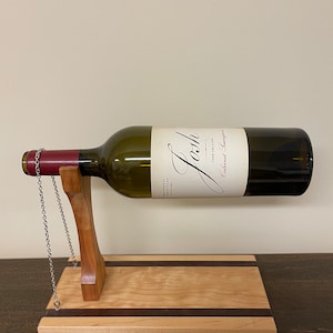 Wine bottle holder