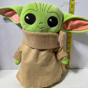 Peluche con licencia de Grogu. Aproximadamente 30 cm de alto.