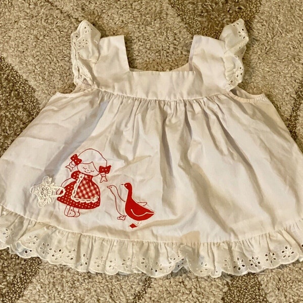 Vtg 1980er Jahre~Baby Mädchen Kleid~Weiße Rüschenöse Klammer~Rotes Mädchen Applikation~12 mo