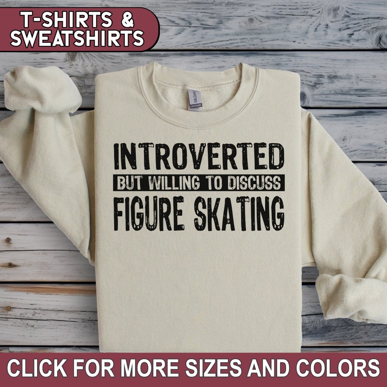 K&ouml;nnte beinhalten: Ein beiger Pullover mit dem Aufdruck "INTROVERTED BUT WILLING TO DISCUSS FIGURE SKATING" in Schwarz.